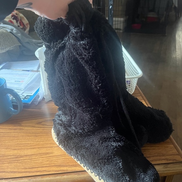 Black Fuzzy slippers - Picture 1 of 3